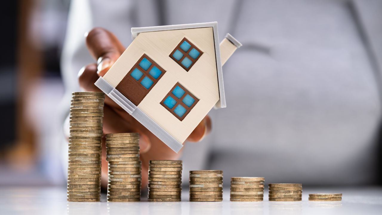 Top 3 Tips on How to Handle a Lowball Offer header image.