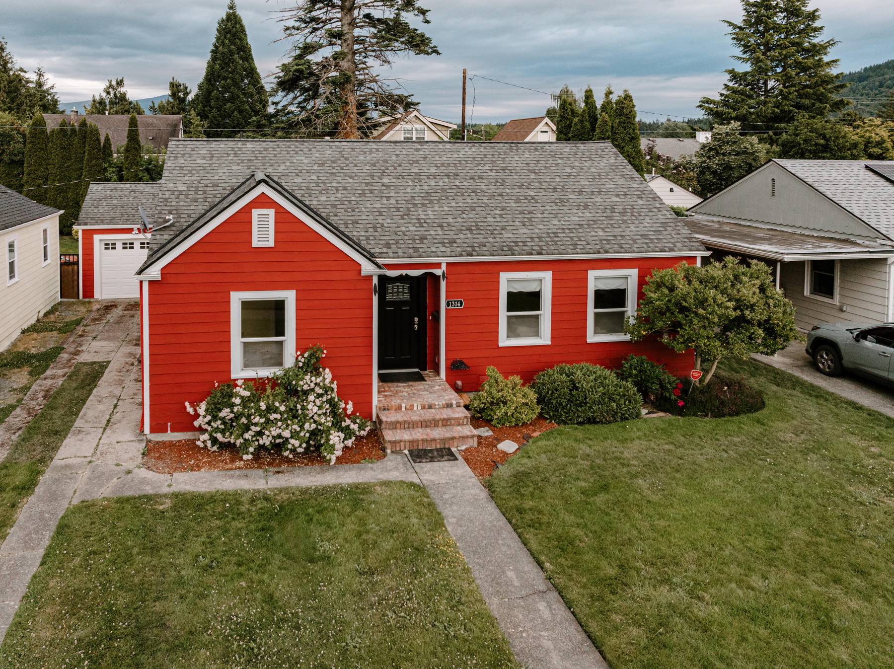 Top Benefits of Investing in Real Estate for a New Investor header image.