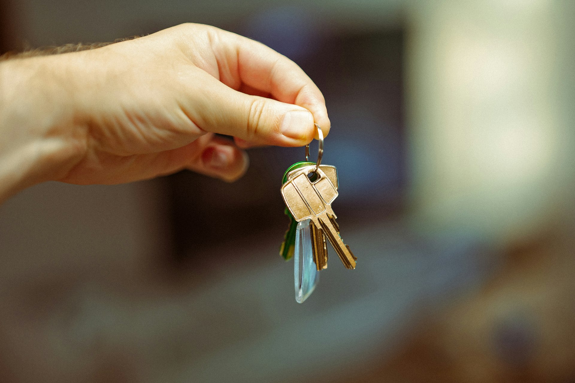 Hand holding a set of house keys after a Fairfield, CT closing