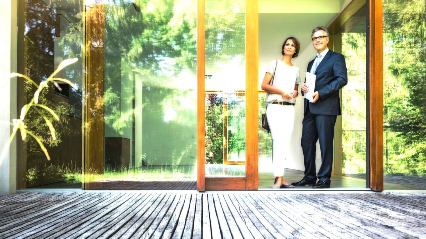 Don’t alienate buyers! 10 in-person showing turnoffs header image.