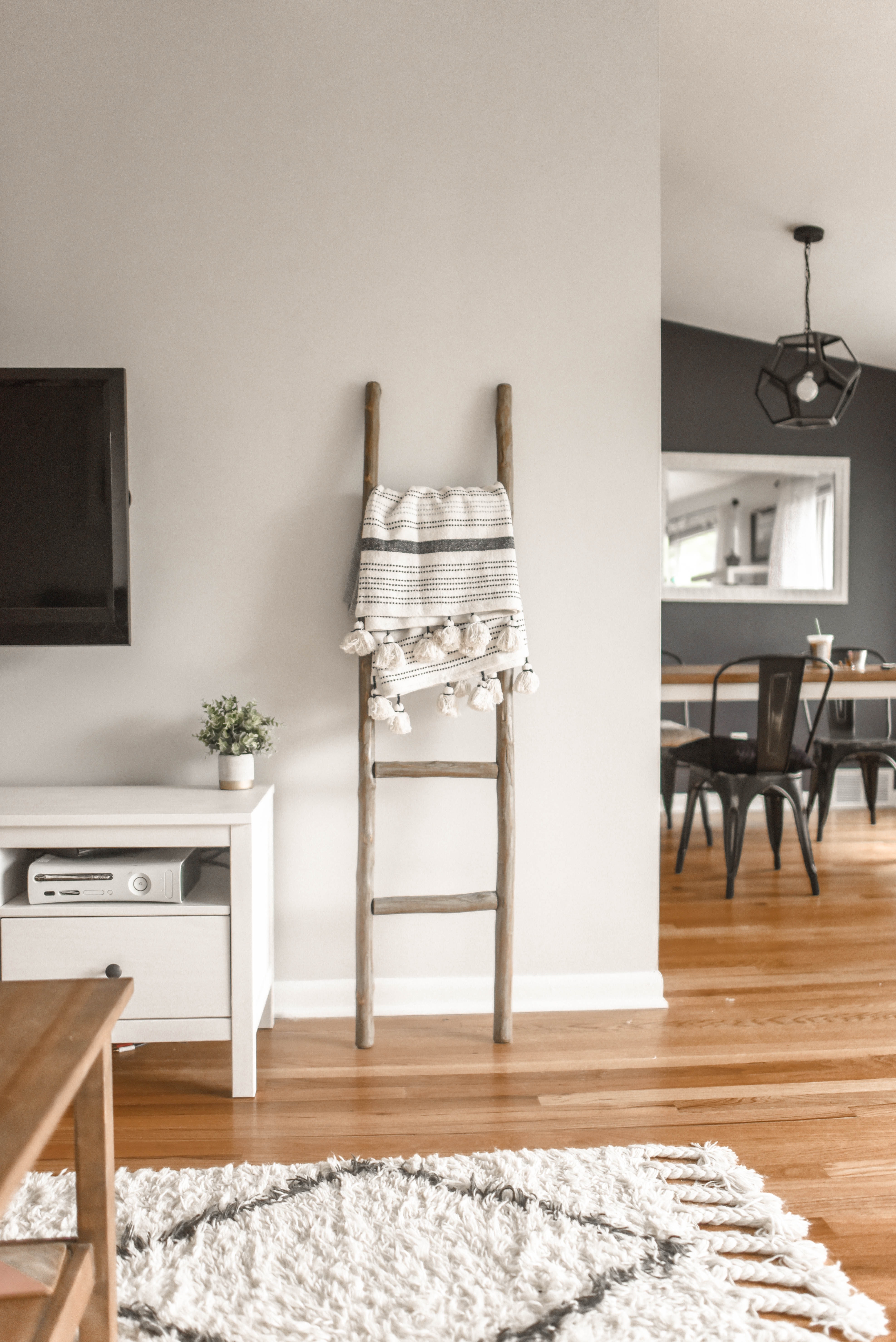 De-Clutter Your Space: Tips to A Cleaner, Organized Home header image.