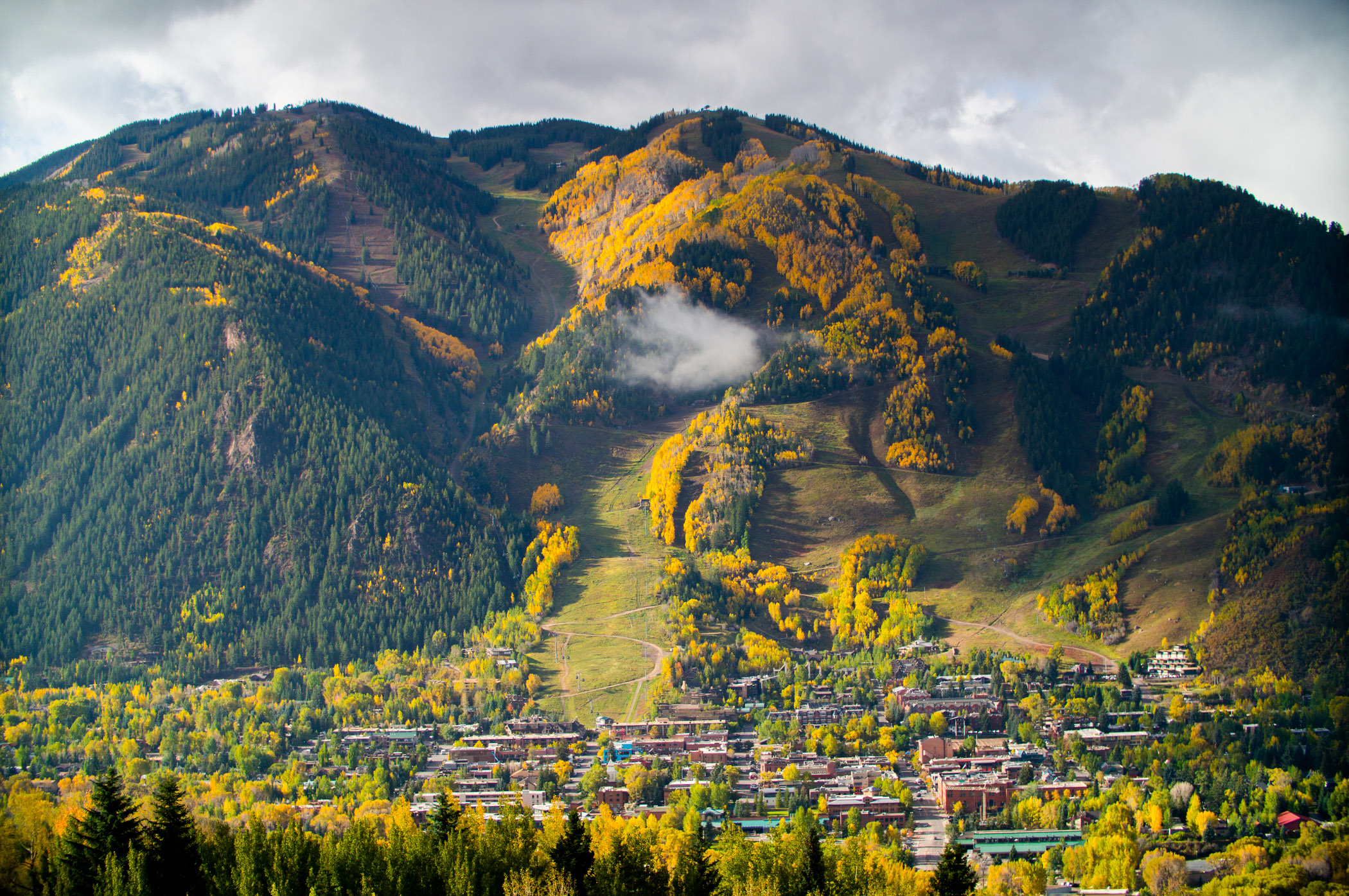 **Autumn Splendor in Aspen: The Ultimate Guide to Fall Activities** header image.