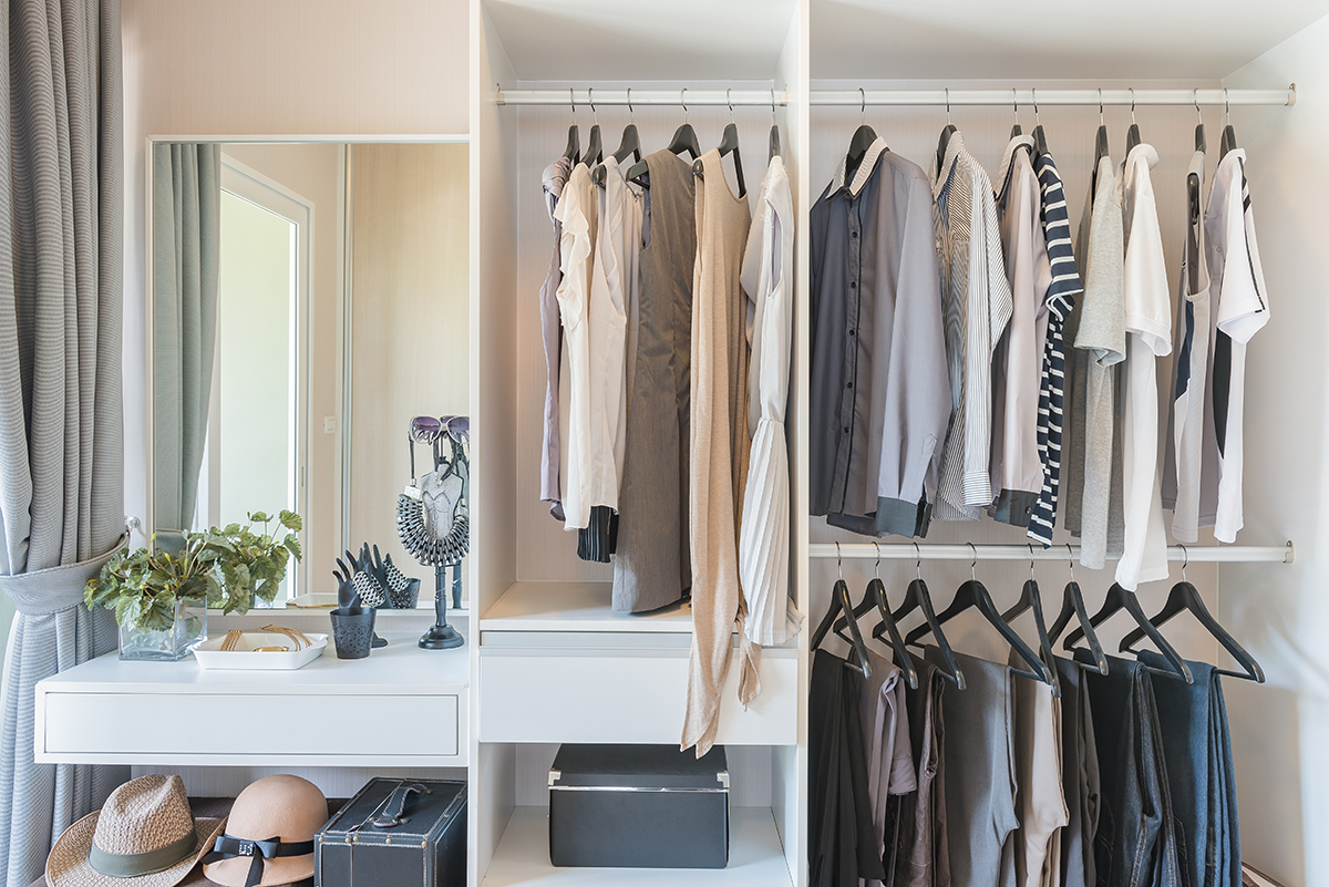 5 Tips to Declutter Your Closet in a Day header image.