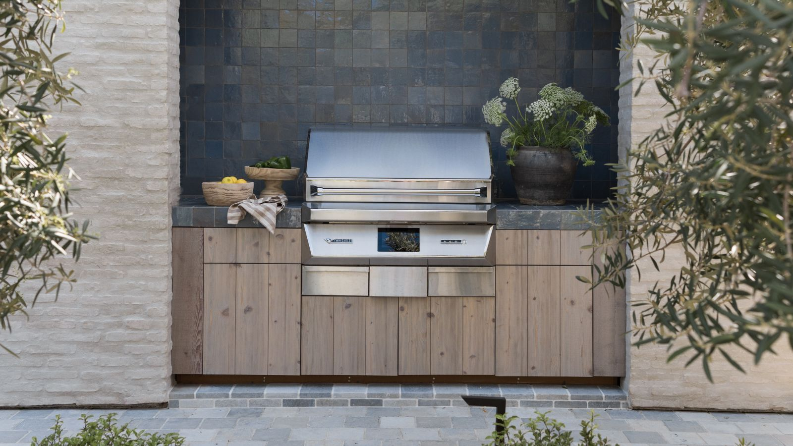 29 outdoor kitchen ideas that blend practical design and stylish decor header image.