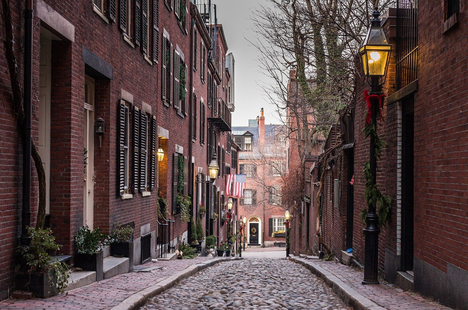 Cobblestone Acorn Street lined with brick townhouses on Beacon Hill in Boston