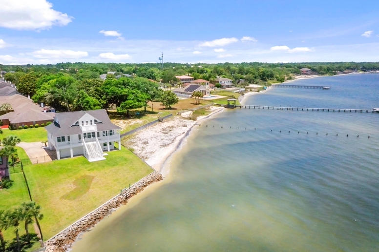 Neighborhood along the Santa Rosa Sound - Navarre 