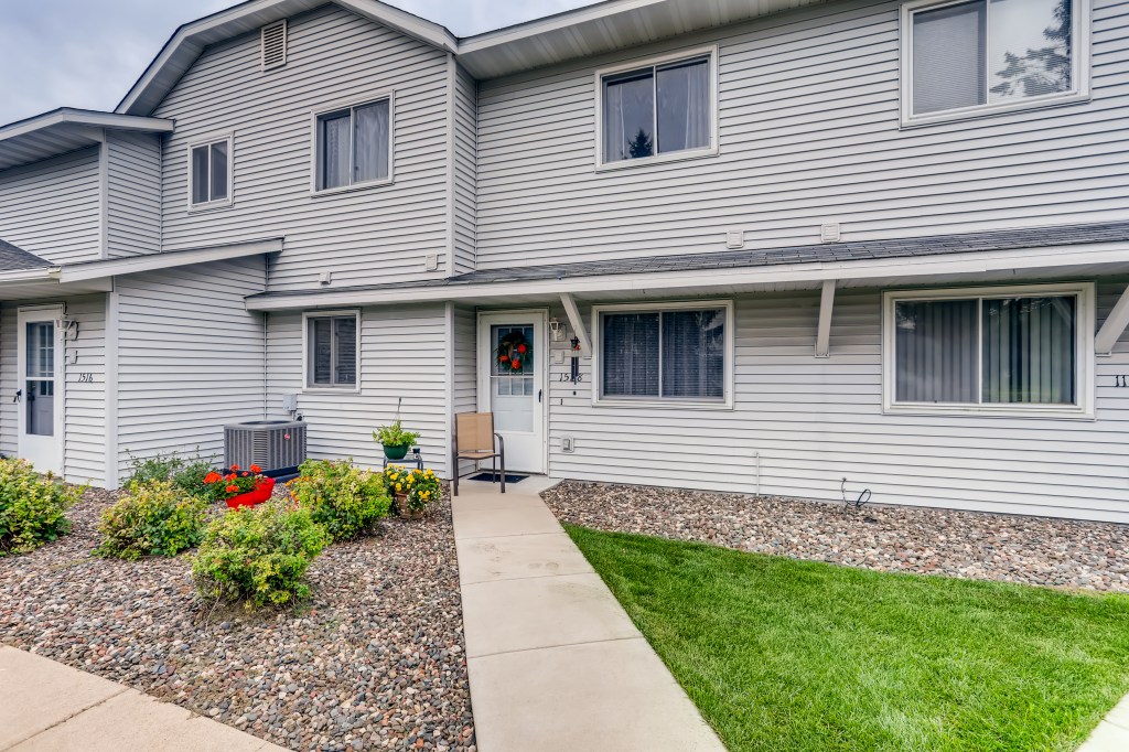 @CoonRapids has a #townhome #forsale and it is MINT! SOLD! header image.