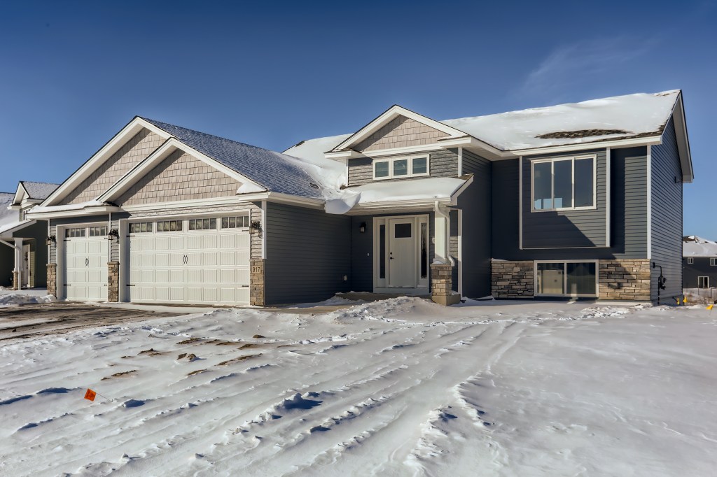 Brand new #homeforsale in @EastBethel! #PENDING! header image.