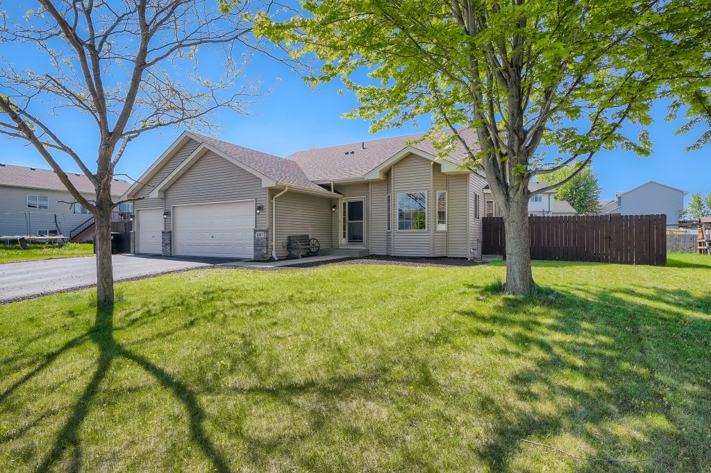 @Isanti has a gorgeous home for sale! header image.