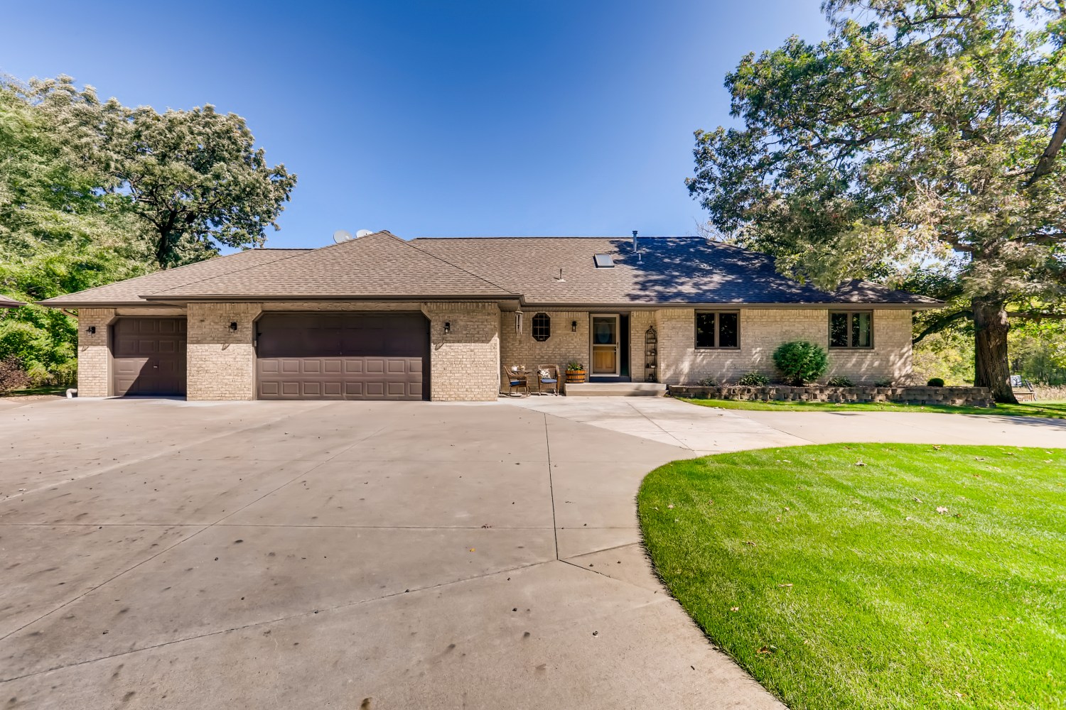 This #homeforsale in @Anoka has just about everything! SOLD!! header image.