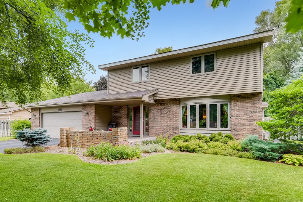 This @CoonRapids #homeforsale has so much to offer! PENDING!! header image.
