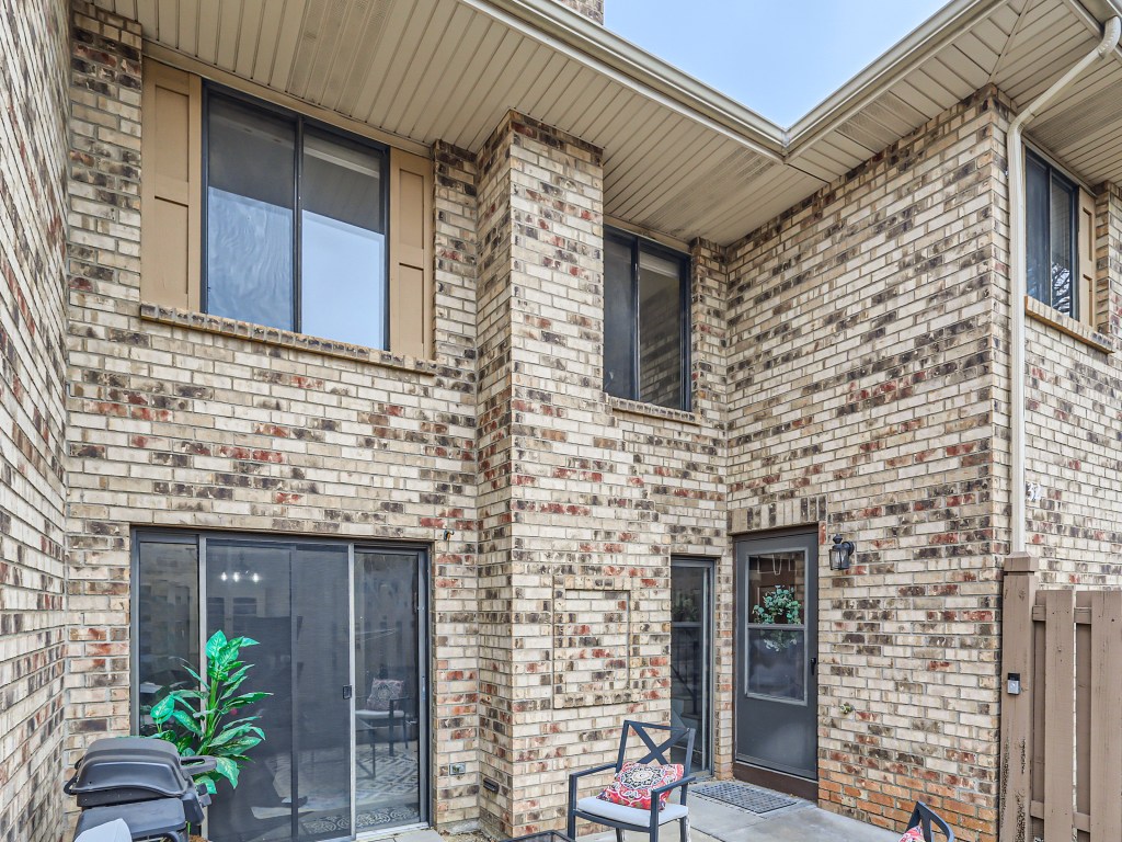 Impressive 2 story townhome for sale in St Louis Park! header image.