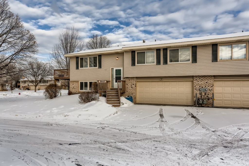 2 bedroom #quad #forsale in @BrooklynPark #openhousesthisweekend header image.