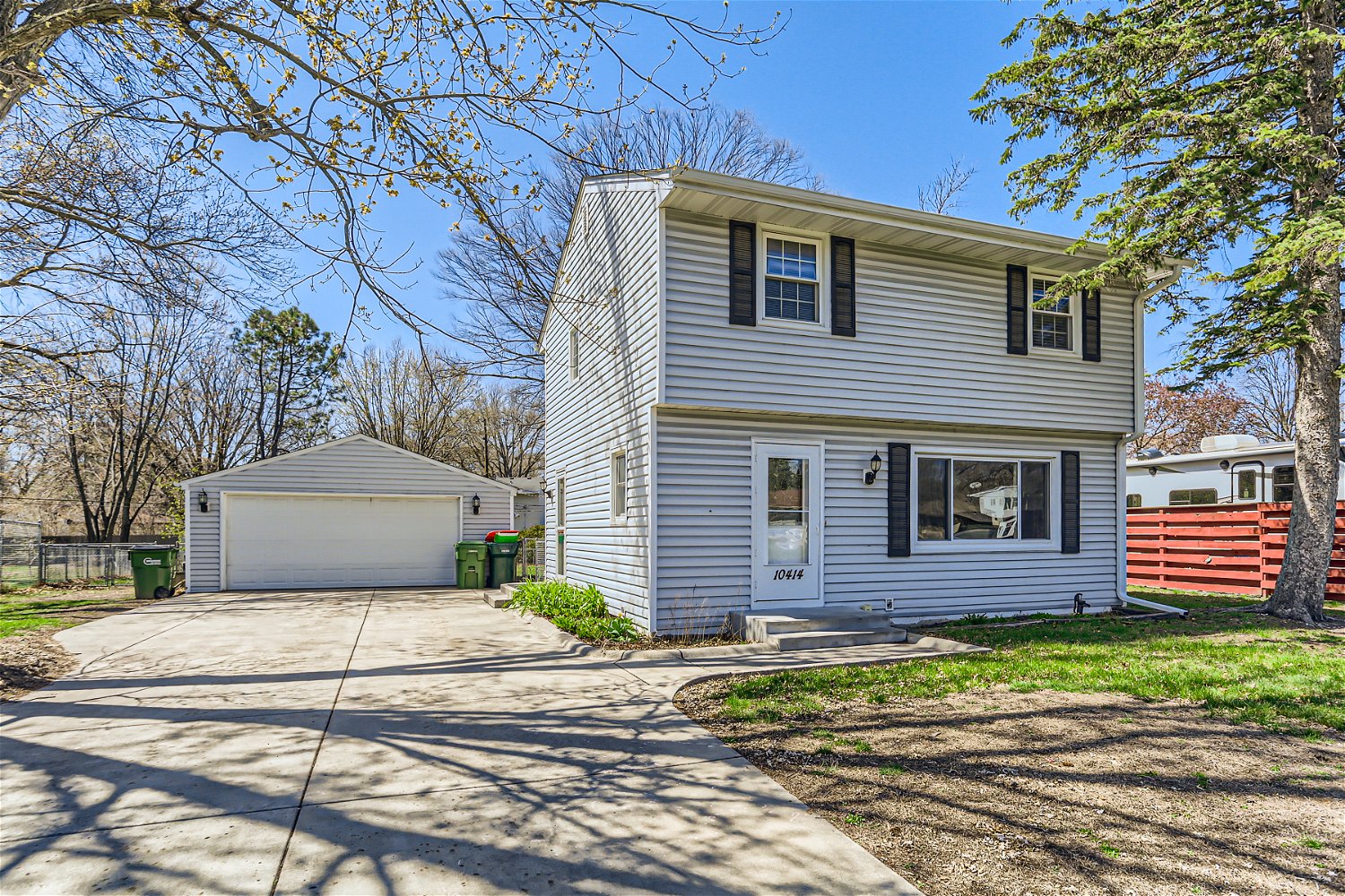 Two story home in Blaine on .33 acres! header image.