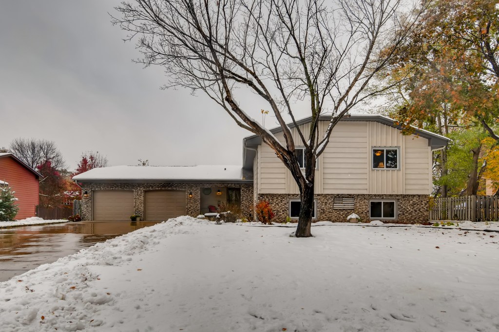 This home SOLD in Coon Rapids has a remodeled kitchen! header image.