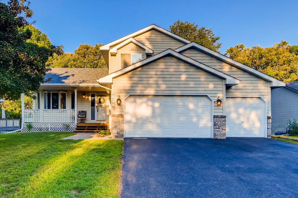 This #homeforsale in @Anoka has a most wonderful kitchen! header image.