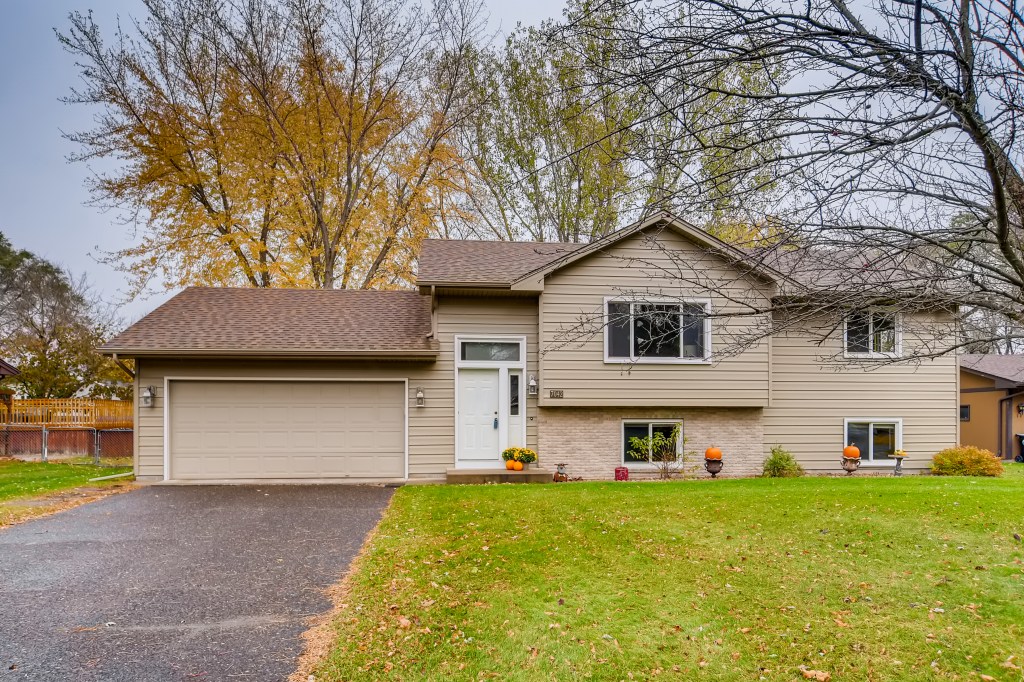 This Fabulous Lino Lakes home is SOLD! header image.