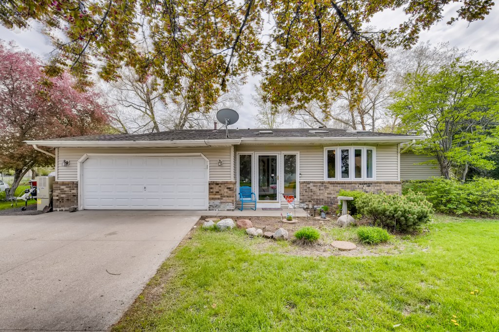 Home for sale in Anoka with stained glass from a local artist! PENDING! header image.