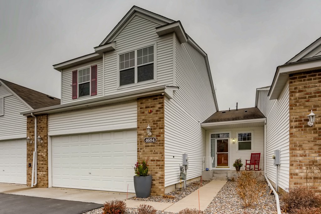 Home for sale in Inver Grove Heights MN has a fantastic layout!! header image.