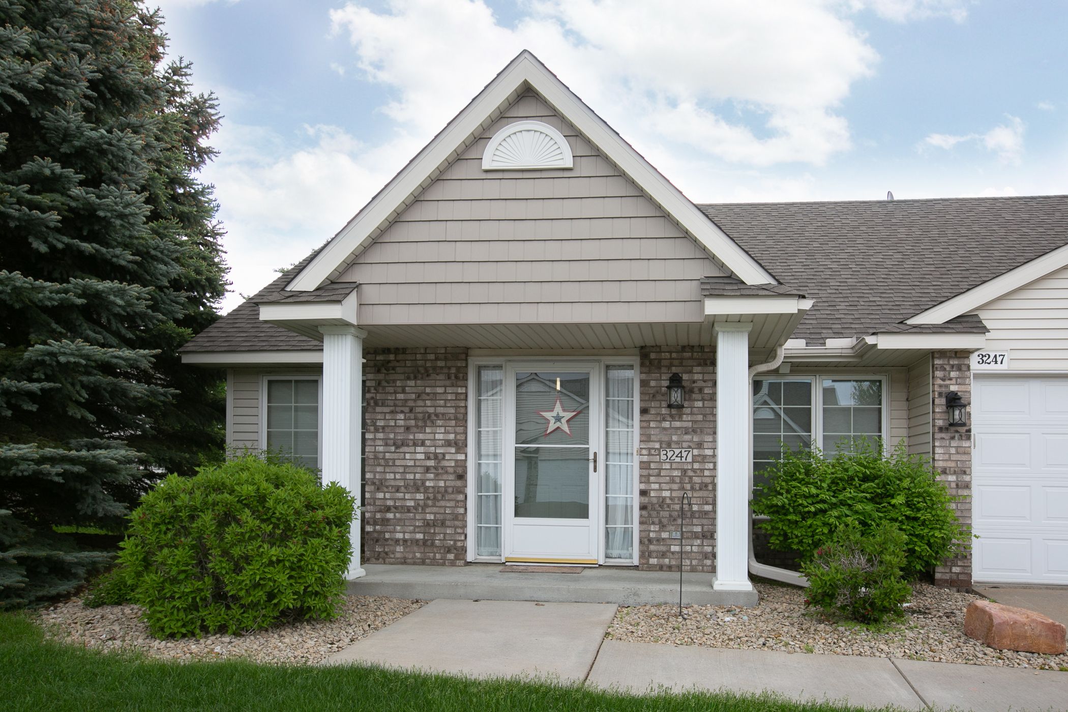 Renting vs. Buying a House in Minnesota: What's the Right Choice for You? header image.