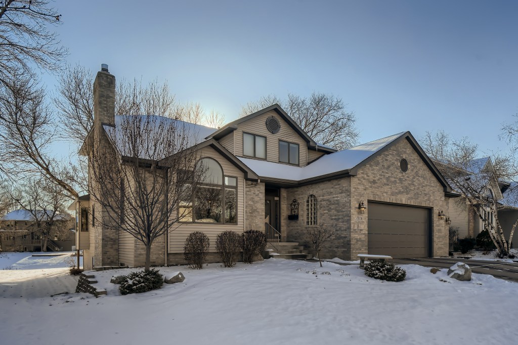 @BrooklynPark has a grand #homeforsale with an oversized garage door! header image.