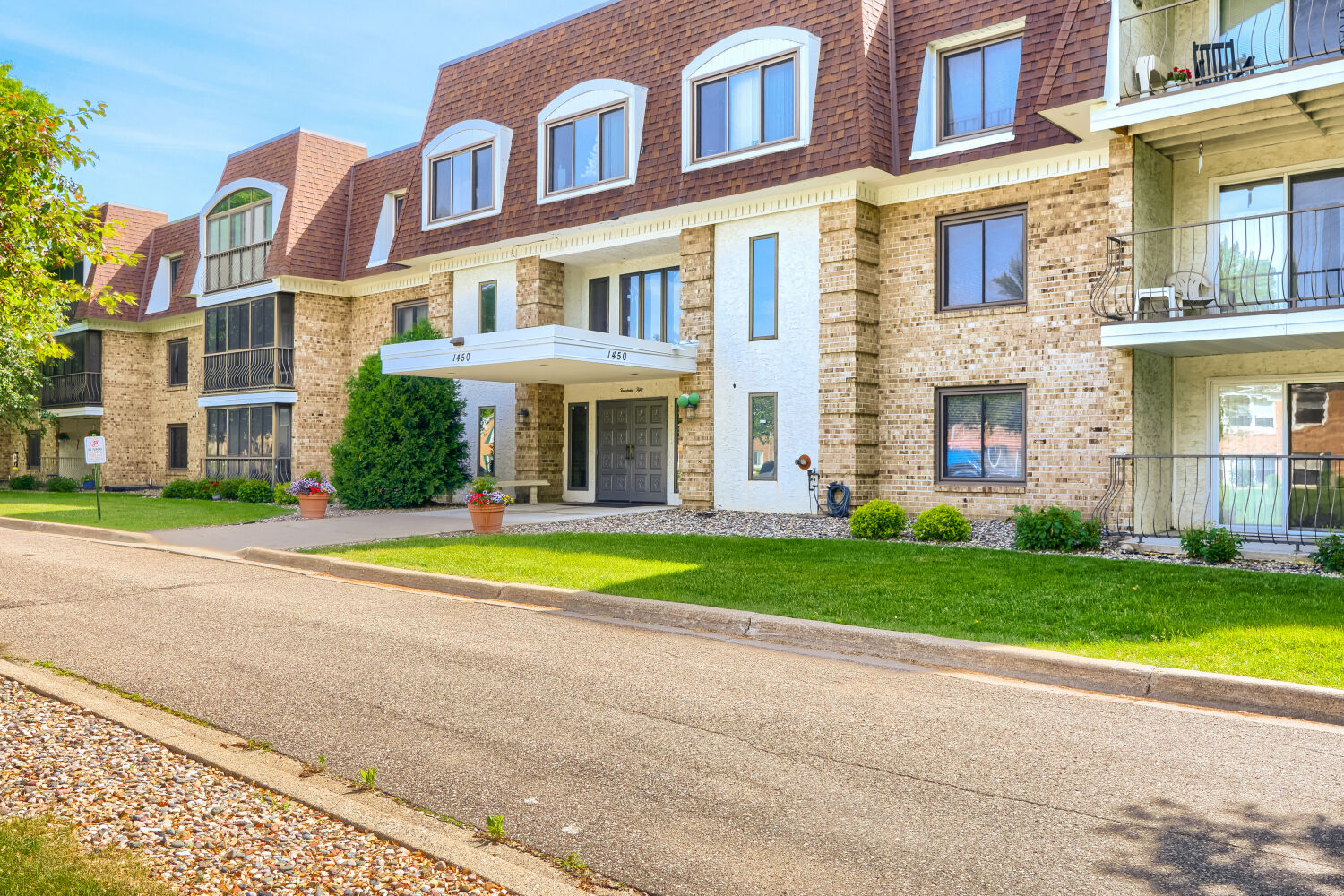 Fully Renovated Condo West St Paul header image.