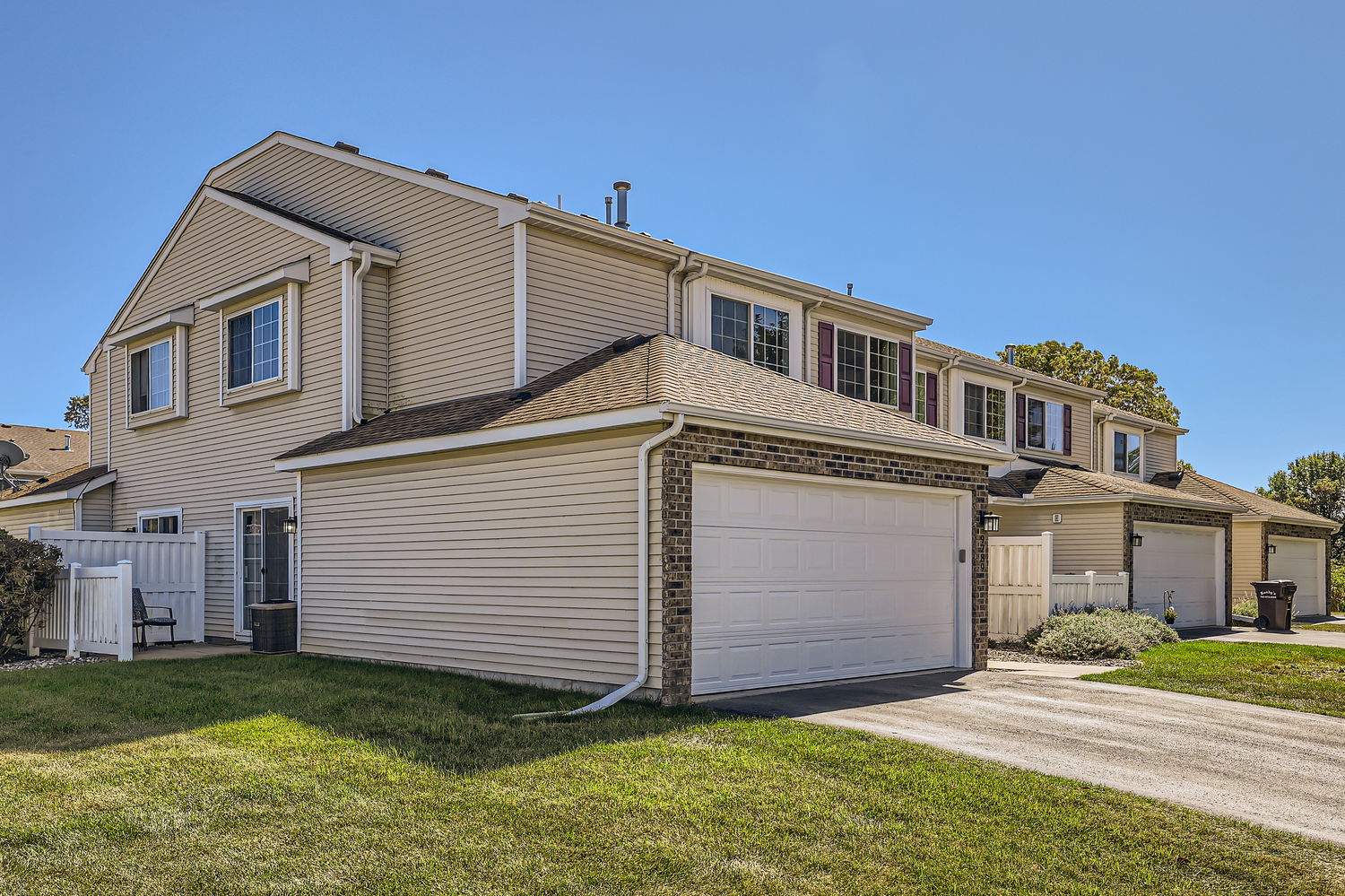 End-Unit TownHome For Sale in Maple Grove header image.