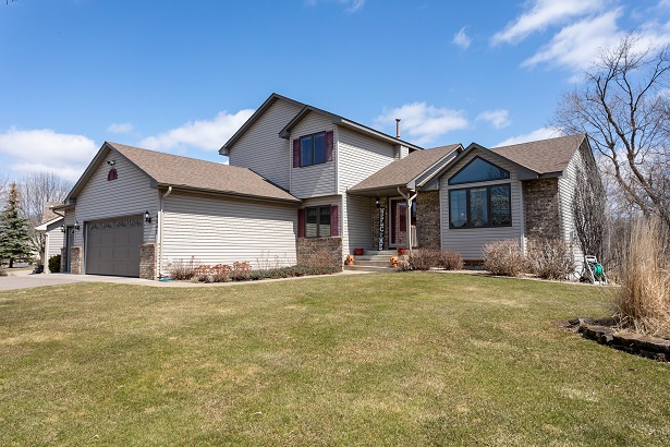 @LinoLakes has a #homeforsale with amazing views! header image.