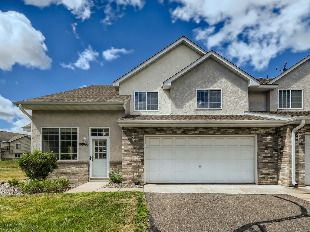 2 story #townhouse #forsale in @ElKRiver! header image.
