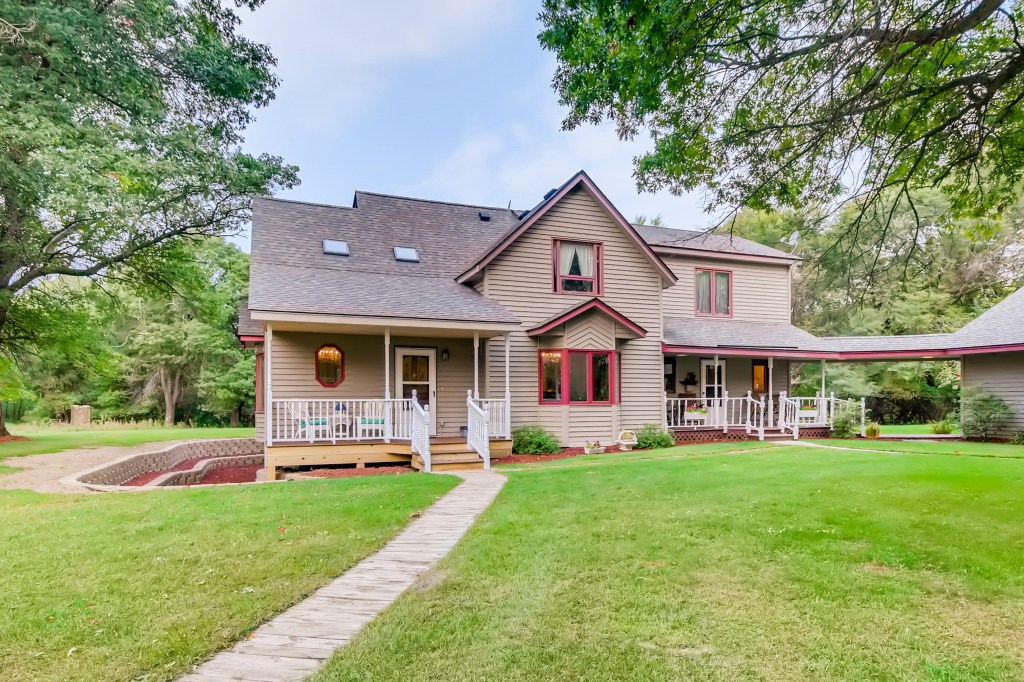 This home for sale in Isanti is absolutely incredible! SOLD! header image.