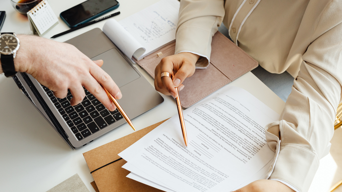 Realtor explaining the short sale process to a homeowner in Bakersfield California