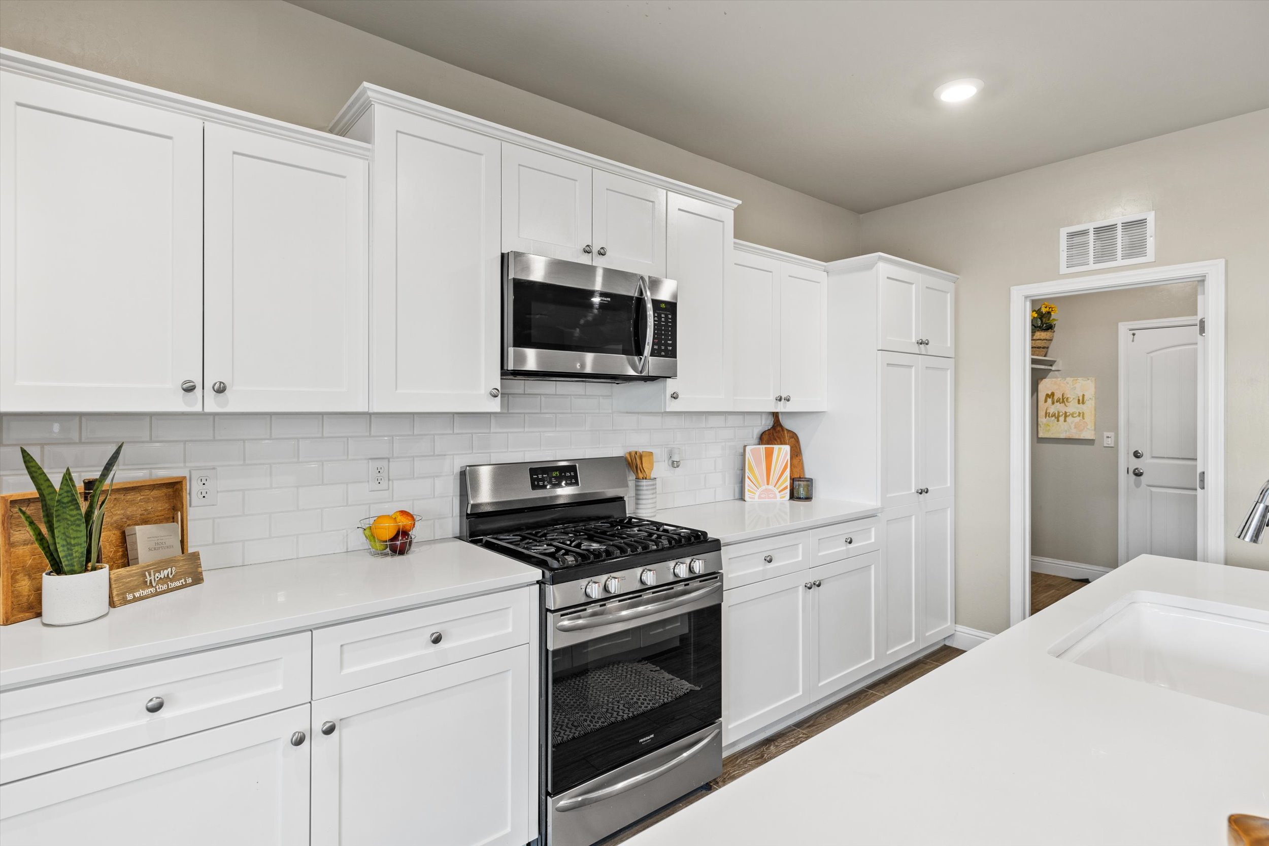 How to Stage Your Home to Sell Fast in Bakersfield – Tips from a Local Expert header image.