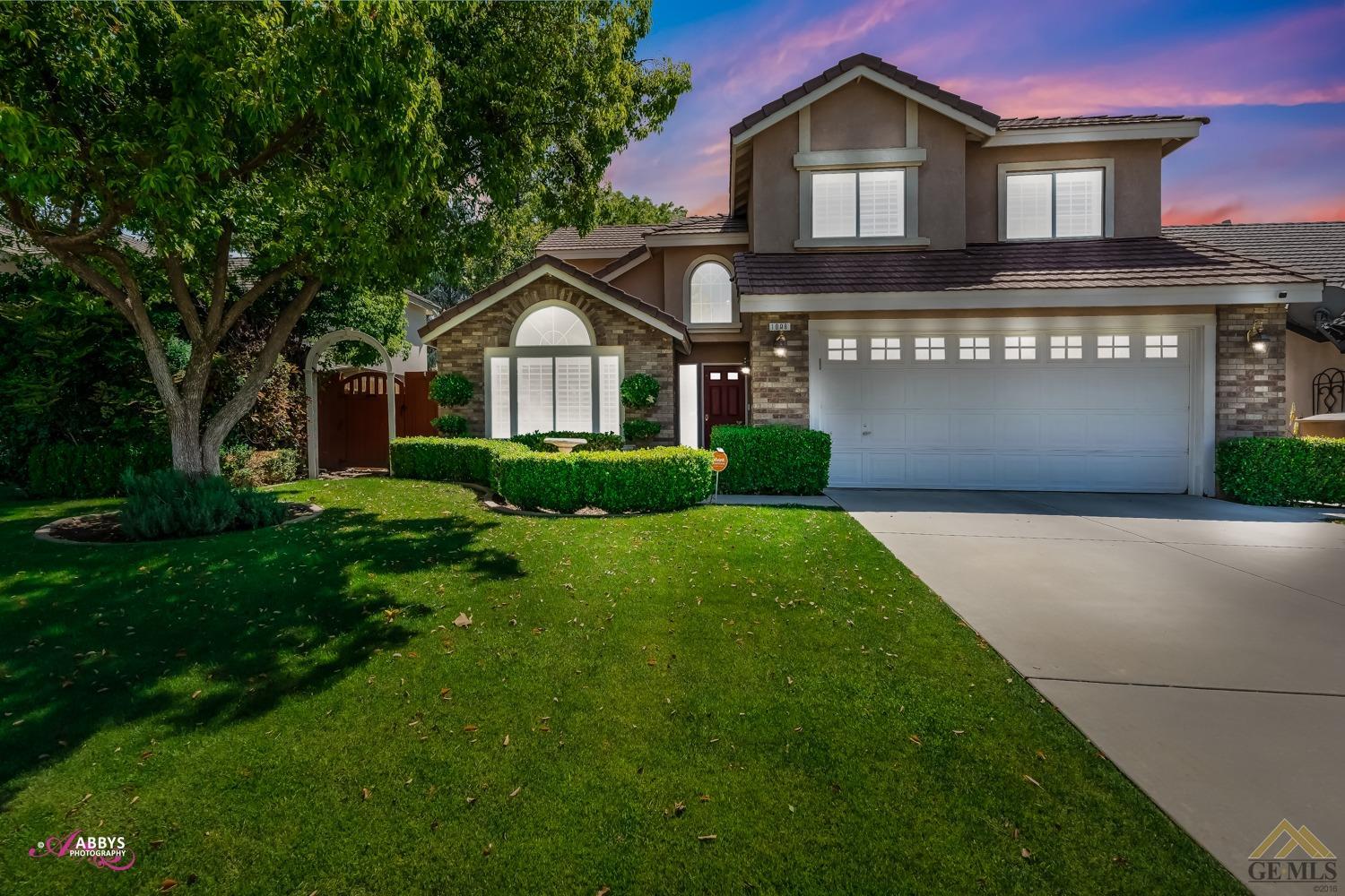 Beautiful Home For Sale in Pheasant Run header image.