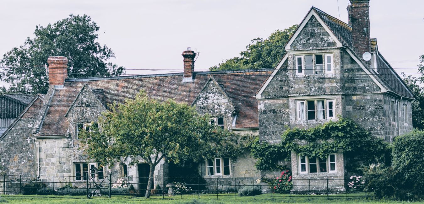 What to Look For When Buying an Old House: Expert Tips for a Smart Investment header image.