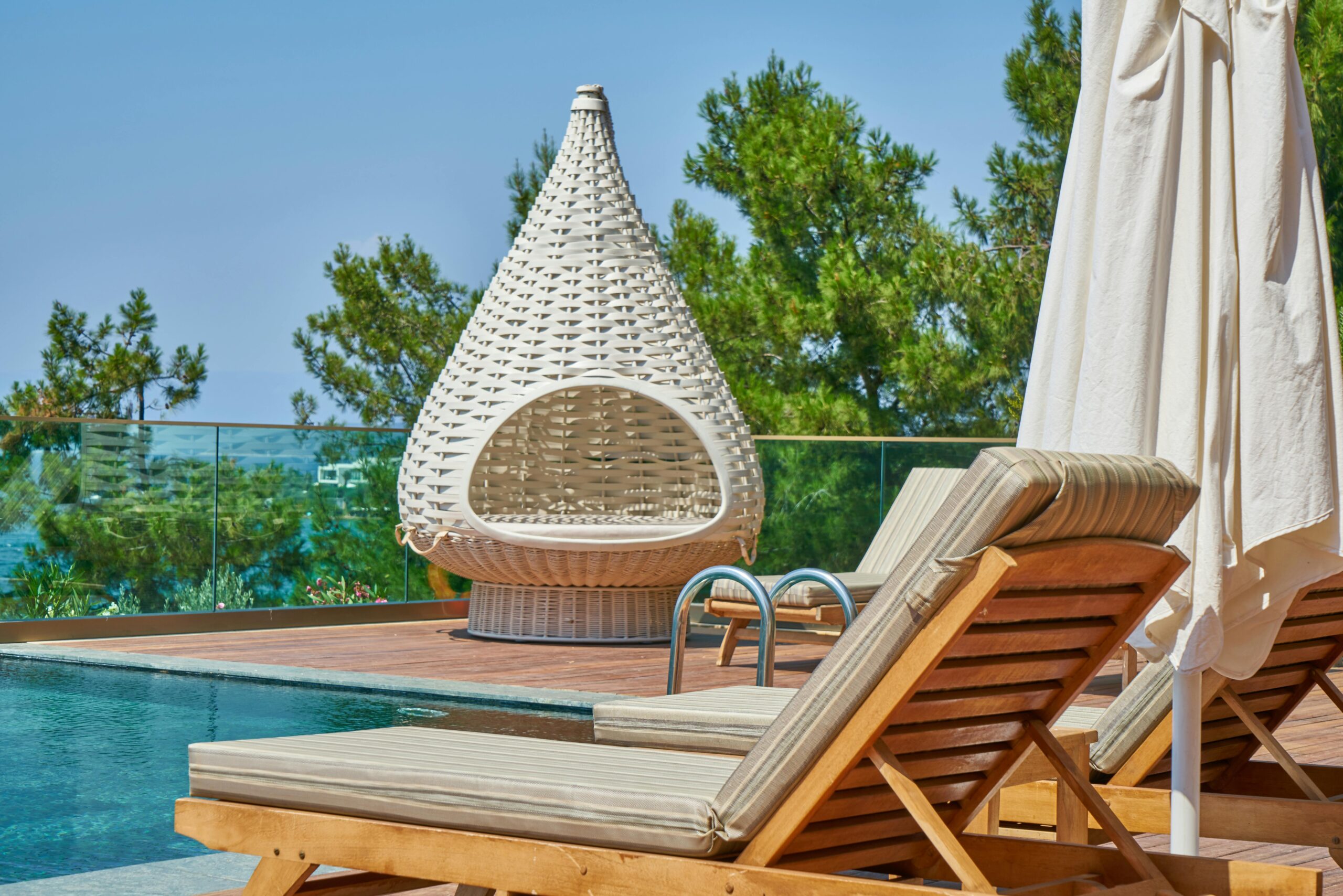 6 Patio Furniture Brands Homeowners Are Loving Right Now header image.