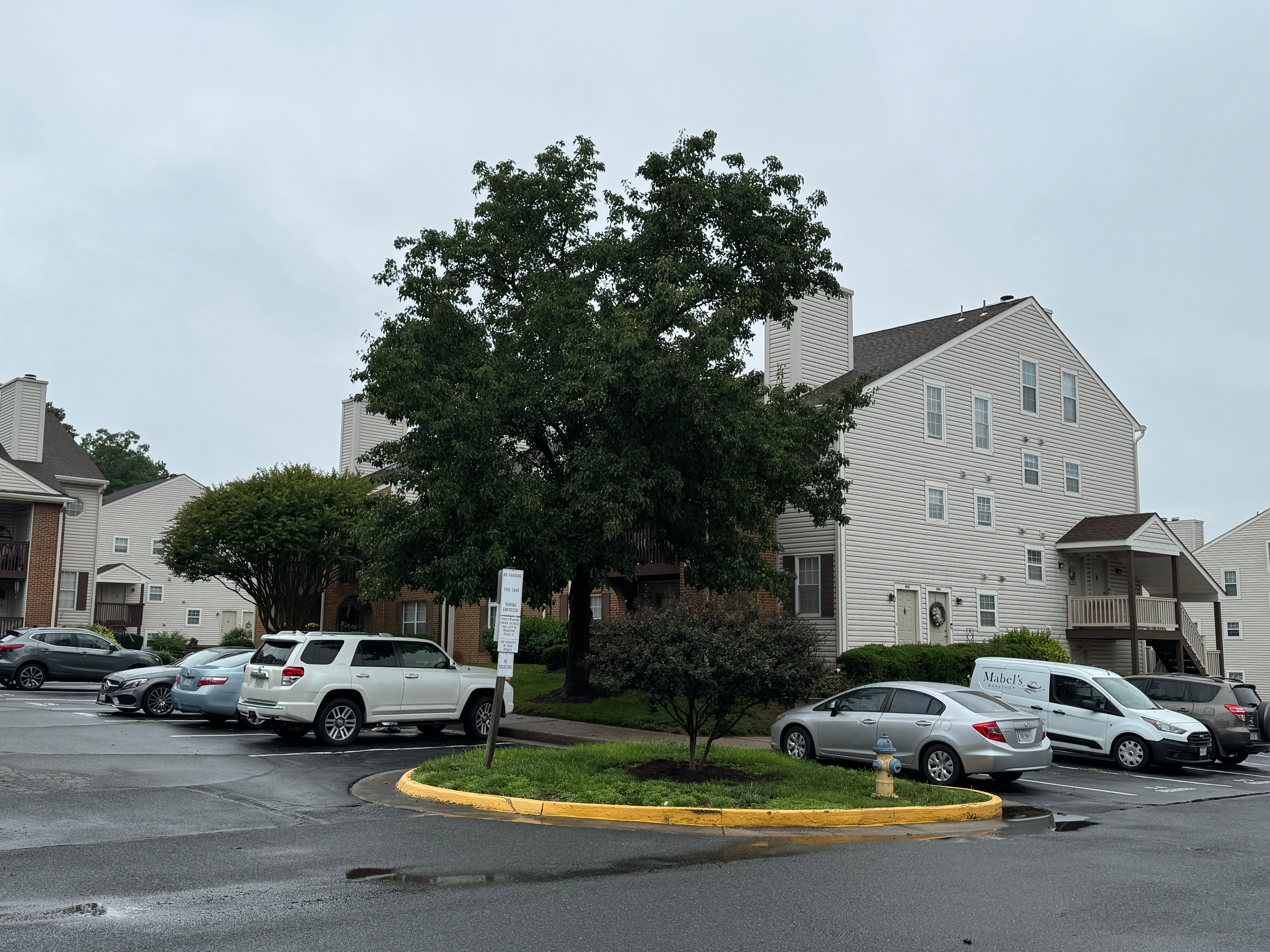 The well-planned grounds of Rollingwood of Manassas feature ample resident parking and beautiful, mature landscaping for a park-like feel.