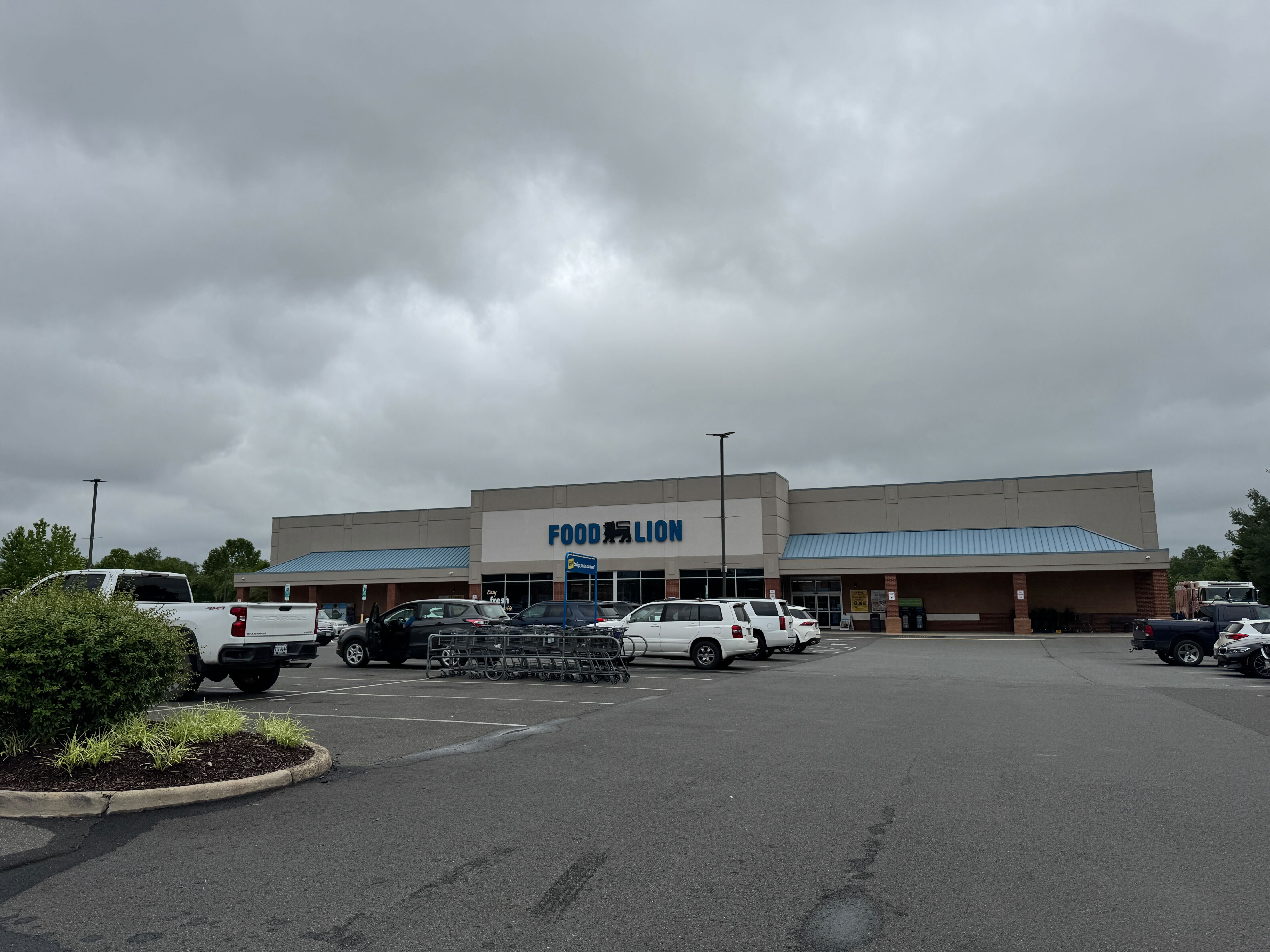Easy grocery shopping is a key part of the convenient lifestyle in Warrenton, VA, with centrally located supermarkets like this Food Lion.