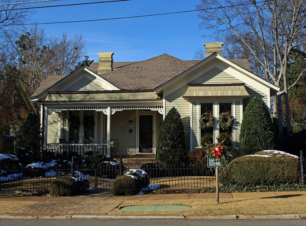 Historic Huntsville home exterior showing 2026 paint color trends
