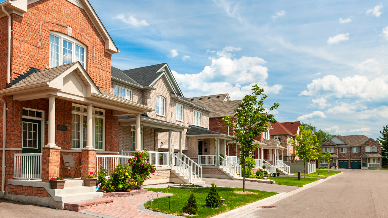 Reasons To Sell Your House Before the New Year header image.