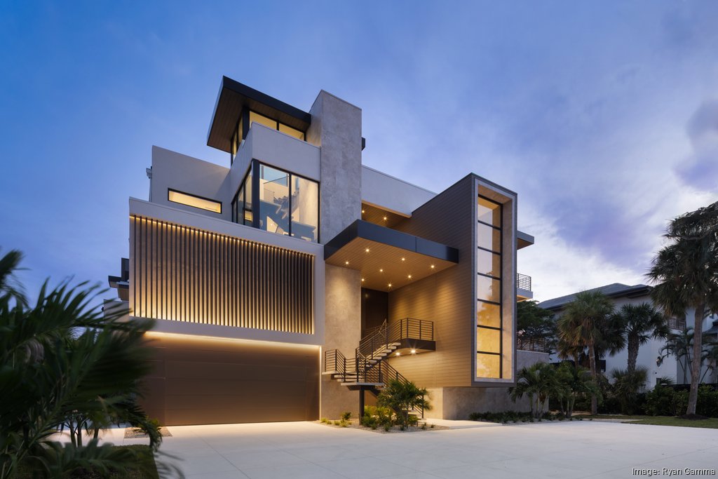 Waterfront estate in Sarasota listed for just under $19 million header image.