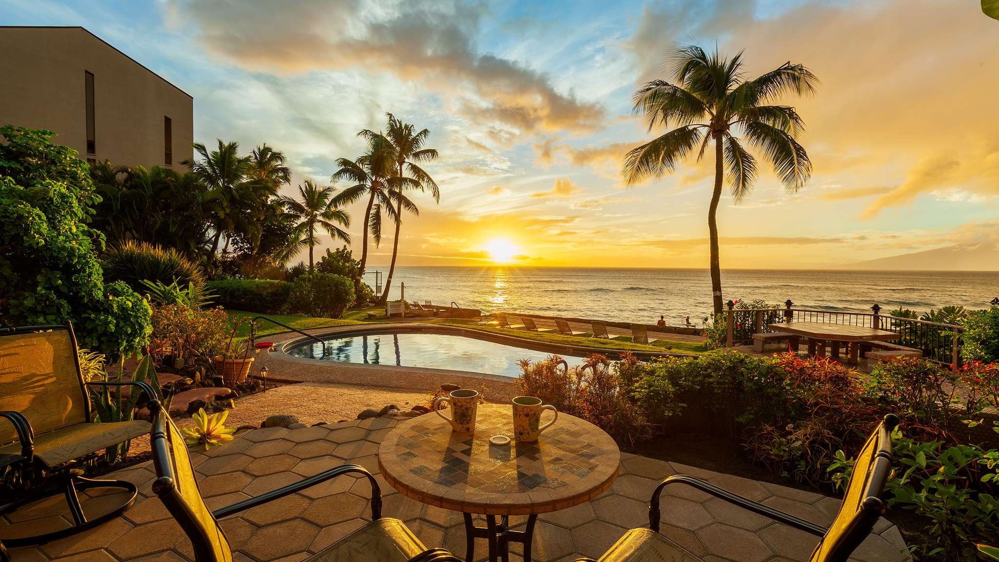 Beachfront Maui condo with sunset, ideal for Airbnb investors