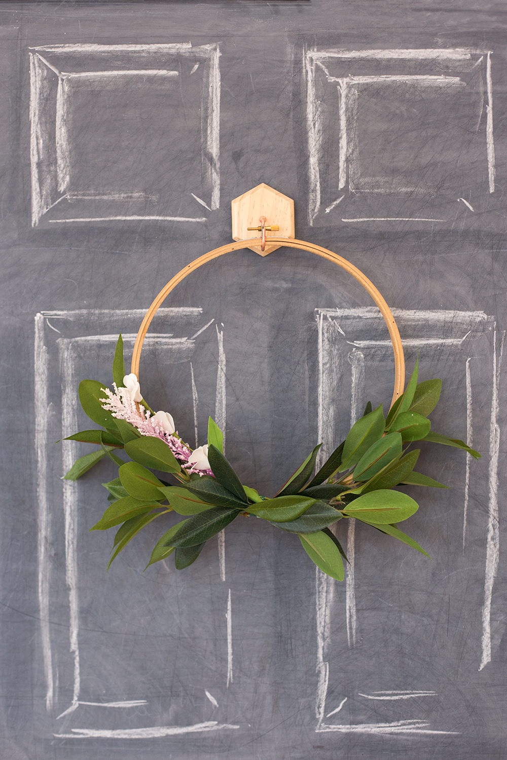 Get a Jumpstart on Spring With This Simple Spring Faux Wreath header image.