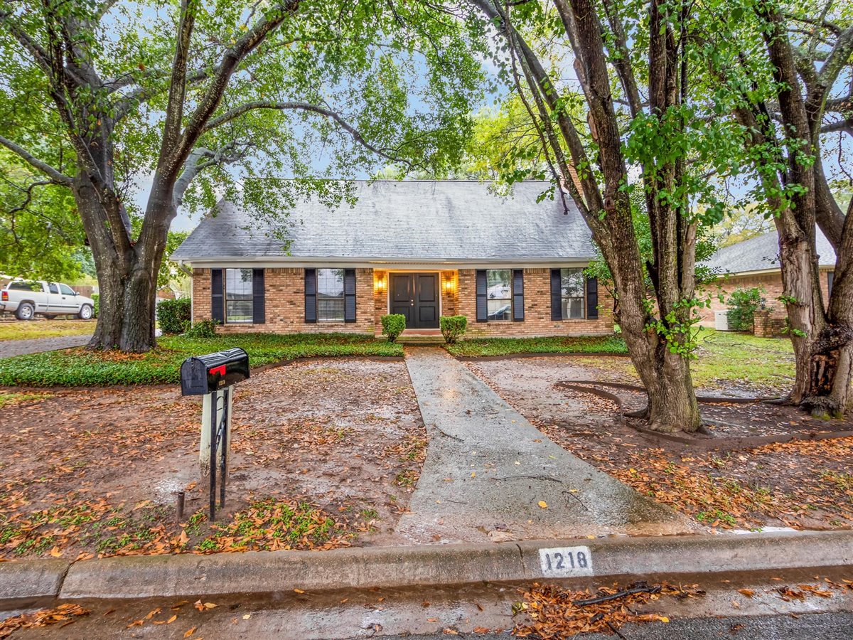 1218 Lexington Square Back in Business! header image.