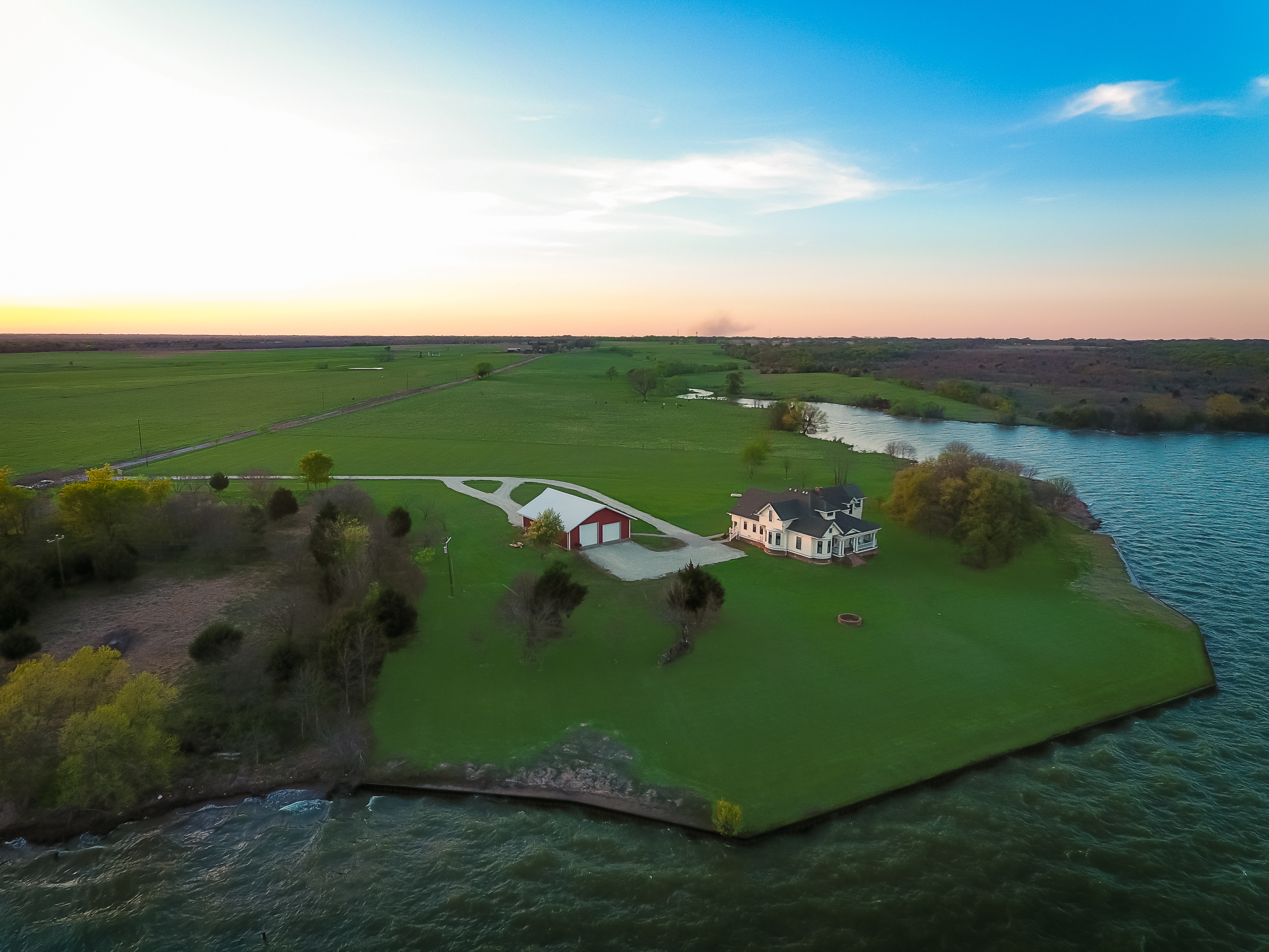 Historical Lake House on Richland Chambers Lake header image.