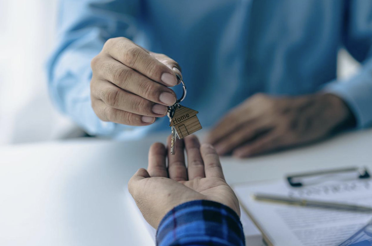 Should You Use One Agent or Two When Buying and Selling a Home? header image.