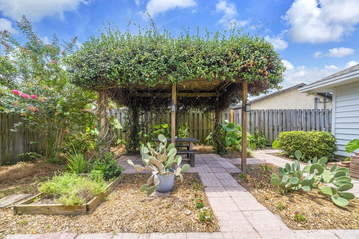Just Sold 325 Primrose Place header image.