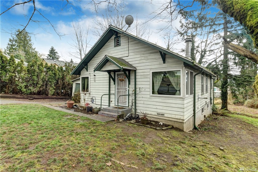 {PENDING} 6231 S 129th St, Seattle, WA 98178 header image.