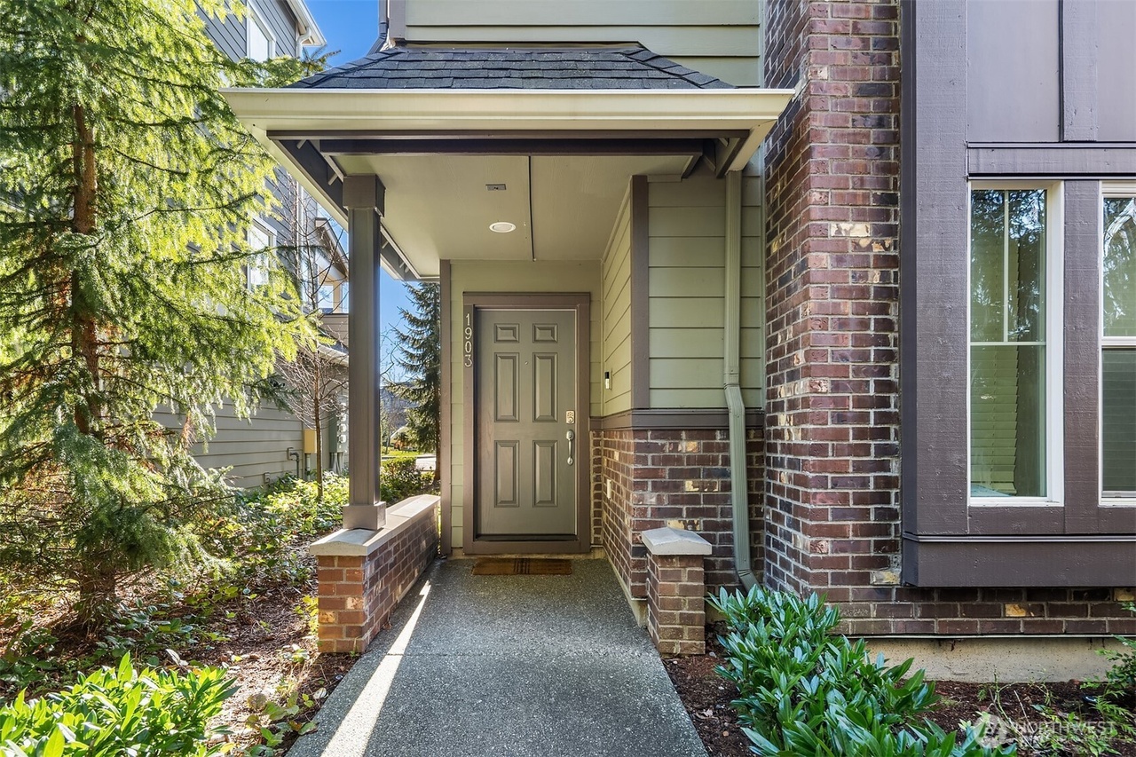 Charming, Move-In-Ready Townhouse in Gated Silverlake Community header image.