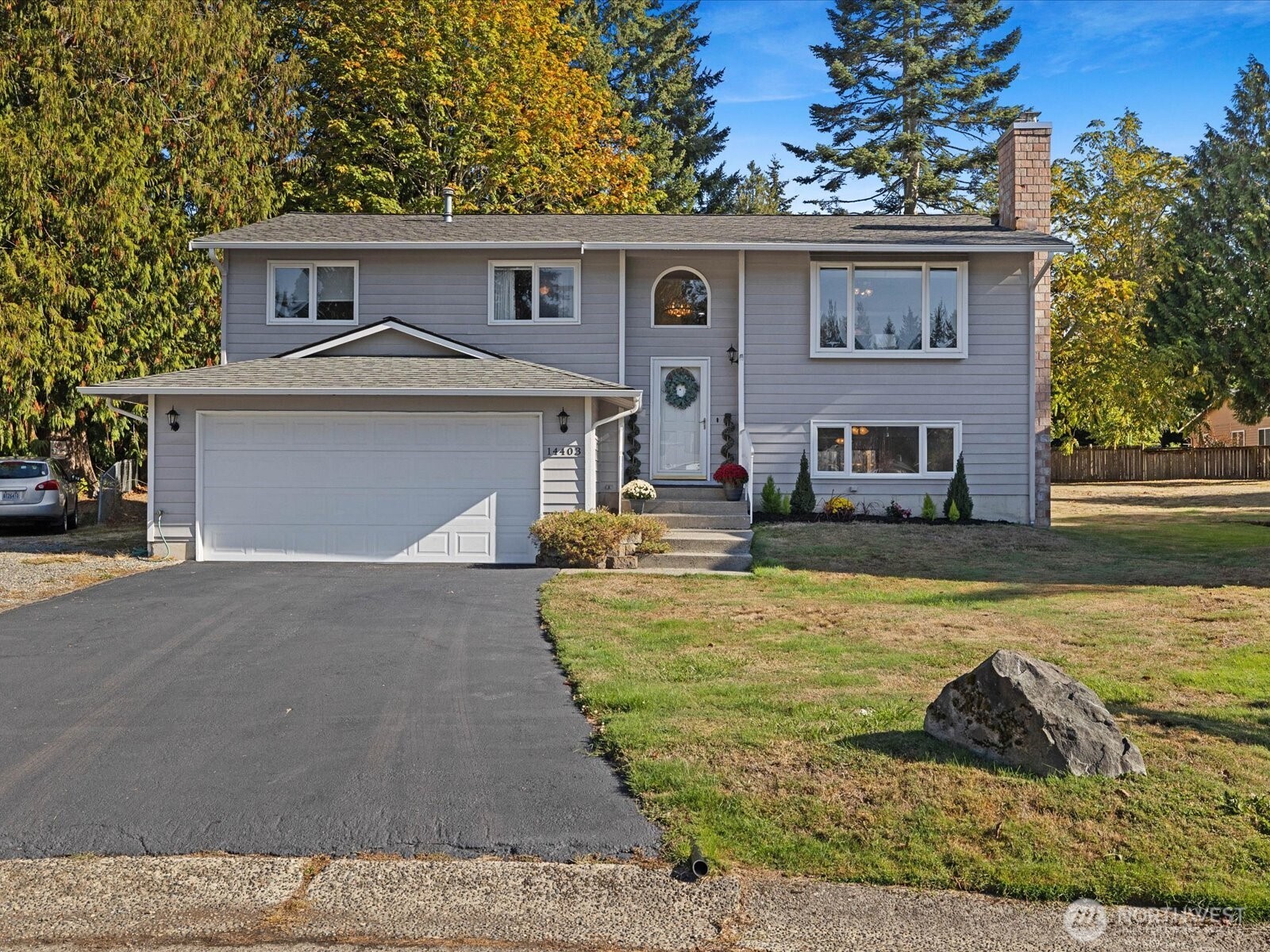 Edmonds Cul-de-Sac Home with Heated Garage and Room to Spread Out header image.