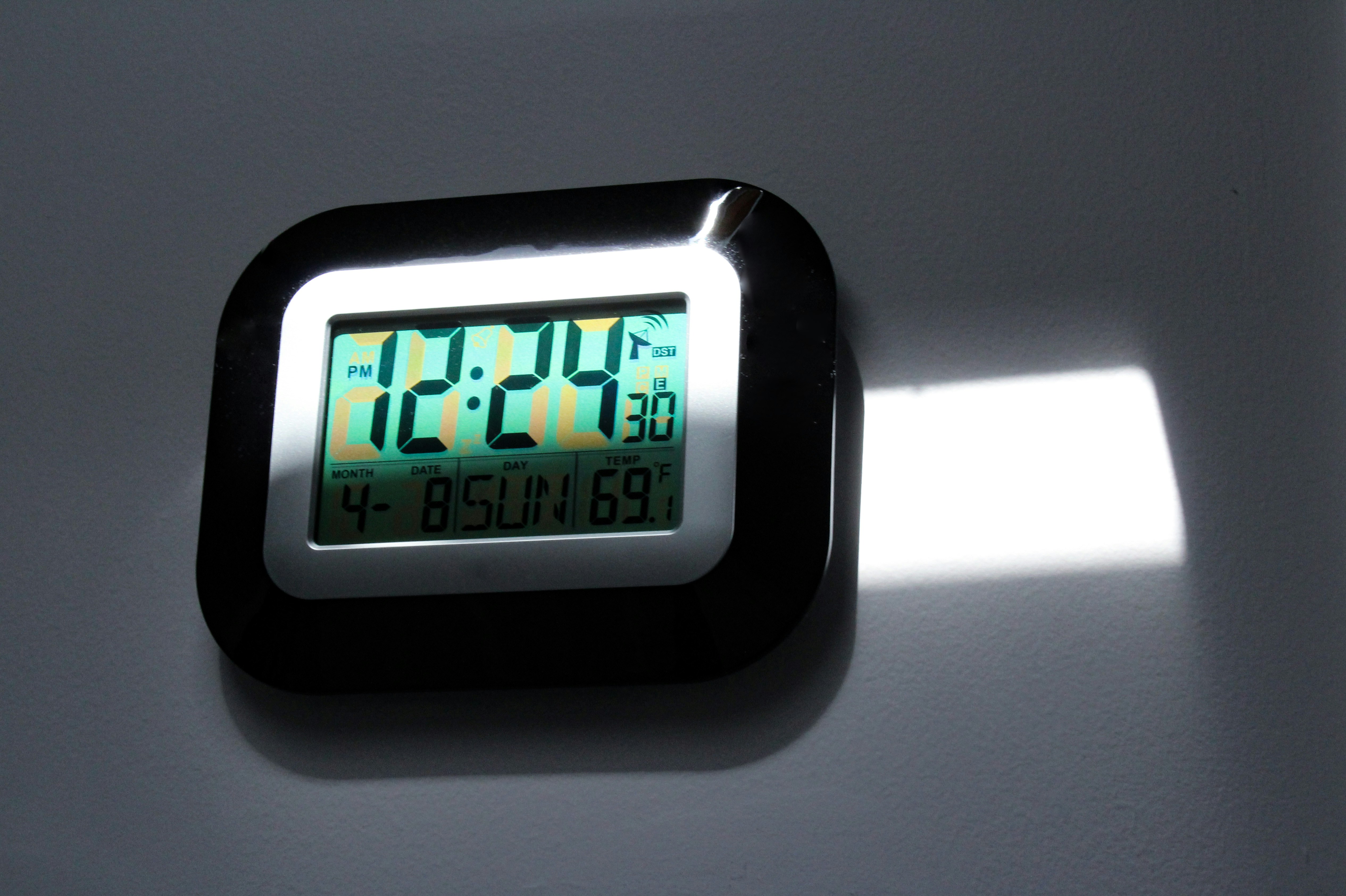 A thermostat reading the current time